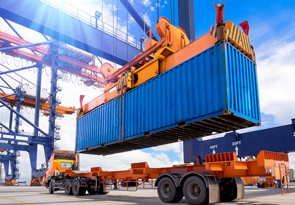 馬士基股價暴跌 5.9%,中美互徵港口費加劇海運市場動盪 馬士基貨櫃船靠港示意圖,反映中美貿易緊張下的海運戰爭與供應鏈危機