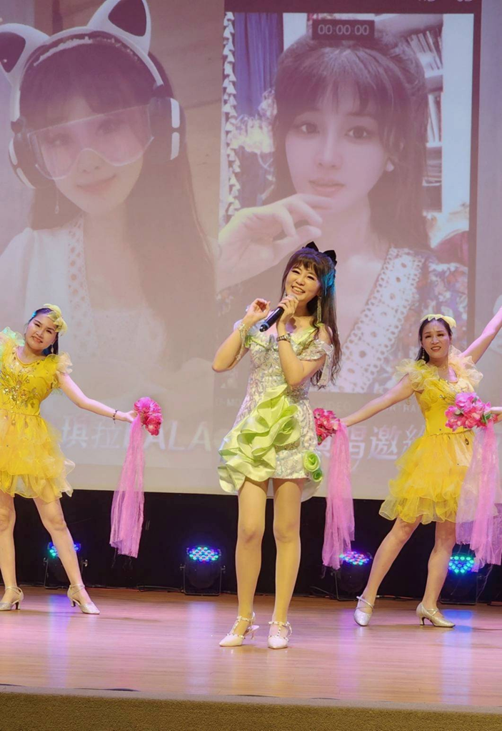 安琪菈身穿淡綠短禮服，在重陽敬老音樂會上獻唱，感動全場長輩