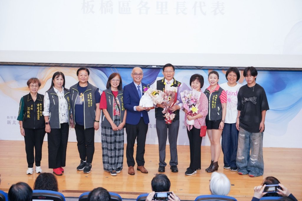 照片顯示四位溫暖人間獎得主在典禮上合影，背景為溫馨布置舞台與耶穌基督後期聖徒教會標誌