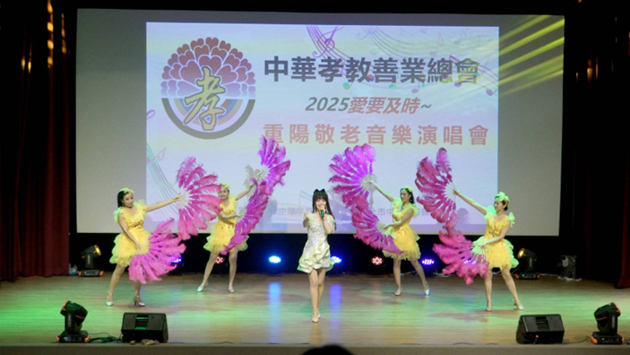 安琪菈身穿淡綠短禮服，在重陽敬老音樂會上獻唱，感動全場長輩