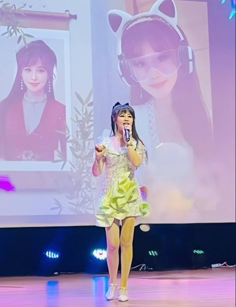 安琪菈身穿淡綠短禮服，在重陽敬老音樂會上獻唱，感動全場長輩