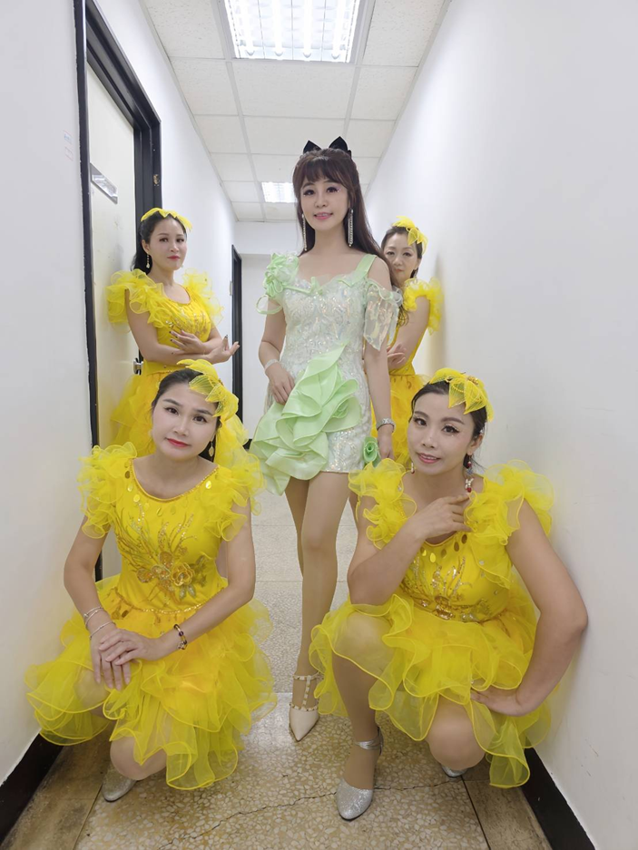 安琪菈身穿淡綠短禮服，在重陽敬老音樂會上獻唱，感動全場長輩