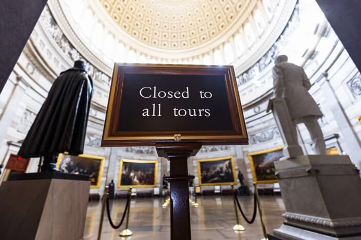 美國政府瀕臨關門,國會未通過預算案 美國政府關門期間國會大廈外景象徵停擺局勢