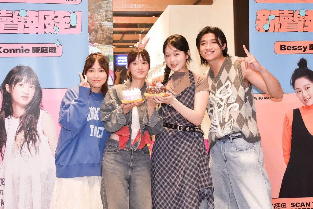 童雲晞、康庭瑋快閃演唱 為公益獻聲 童雲晞與康庭瑋在西門町公益快閃演唱現場照片