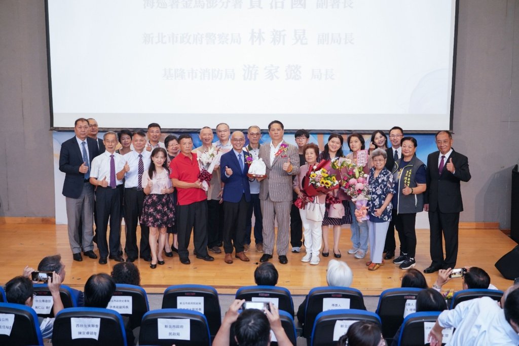 照片顯示四位溫暖人間獎得主在典禮上合影，背景為溫馨布置舞台與耶穌基督後期聖徒教會標誌