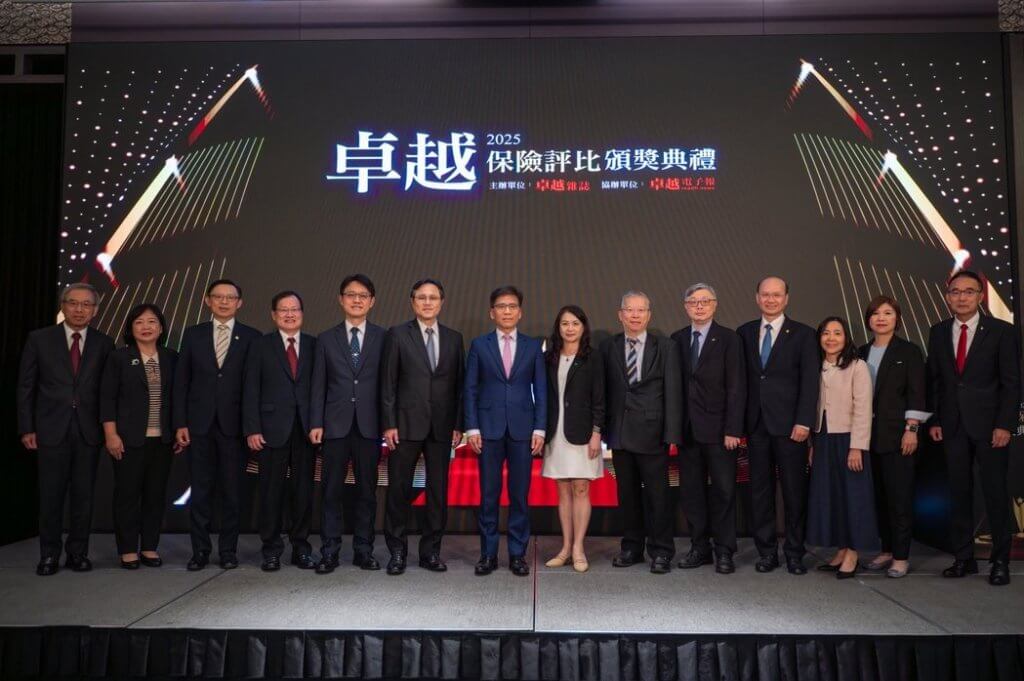 2025卓越保險評比頒獎典禮現場合影 2025卓越保險評比頒獎典禮現場,金融主管與產學界代表合影