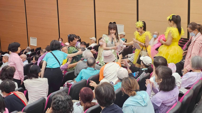 安琪菈身穿淡綠短禮服，在重陽敬老音樂會上獻唱，感動全場長輩