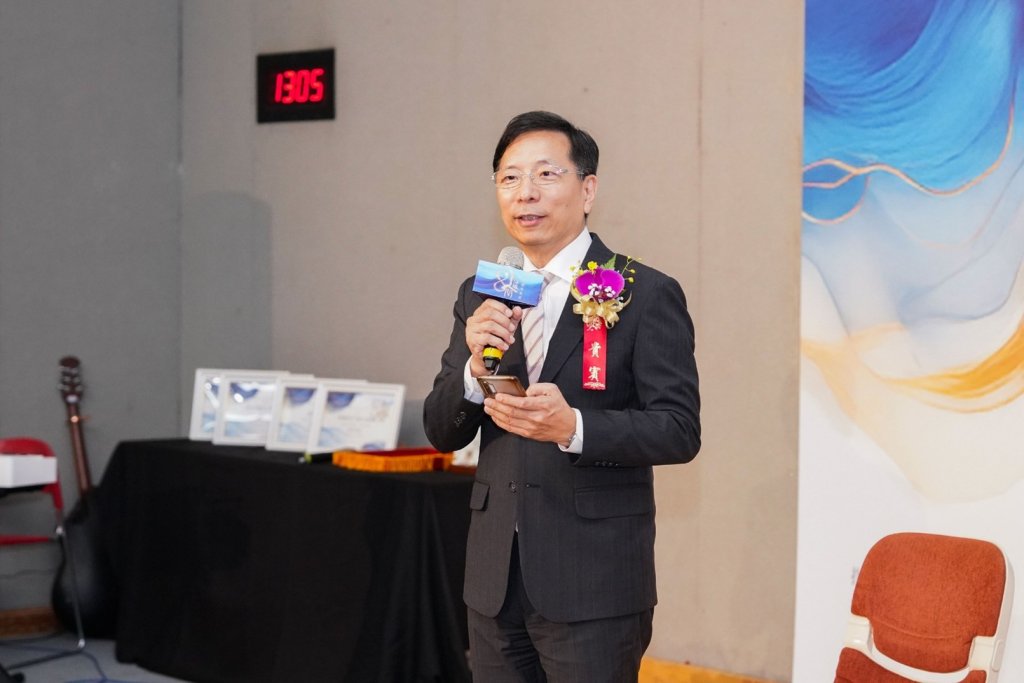 照片顯示四位溫暖人間獎得主在典禮上合影，背景為溫馨布置舞台與耶穌基督後期聖徒教會標誌