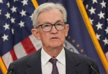 聯準會再降息一碼 鮑爾宣布停止縮表 川普暗示更換主席 美國聯準會於美東時間10月29日宣布降息一碼至3.75%~4.00%,鮑爾表示將自12月起停止縮表,政策目標仍以最大就業與2%通膨為核心。市場解讀為明確的寬鬆訊號,投資人預期年底再降息。川普於訪日行程中批評鮑爾「無能」,暗示將於明年5月更換主席。受消息激勵,美股與台股同步創新高,但分析人士提醒傳產業恐面臨匯率與關稅雙重壓力。