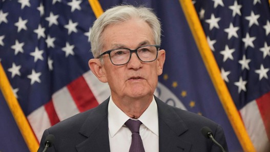 聯準會再度降息一碼 鮑爾宣布停止縮表 美國聯準會於美東時間10月29日宣布降息一碼至3.75%~4.00%,鮑爾表示將自12月起停止縮表,政策目標仍以最大就業與2%通膨為核心。市場解讀為明確的寬鬆訊號,投資人預期年底再降息。川普於訪日行程中批評鮑爾「無能」,暗示將於明年5月更換主席。受消息激勵,美股與台股同步創新高,但分析人士提醒傳產業恐面臨匯率與關稅雙重壓力。