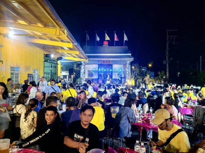 無極武恩聖宮中秋晚會現場照片|公益結合藝文演出 小朋友在無極武恩聖宮中秋公益晚會舞台上才藝表演,場面溫馨熱鬧