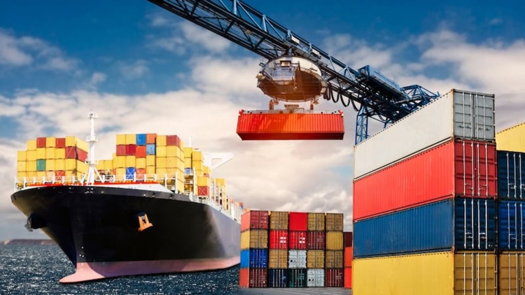 聯準會再度降息一碼 鮑爾宣布停止縮表 美國聯準會於美東時間10月29日宣布降息一碼至3.75%~4.00%,鮑爾表示將自12月起停止縮表,政策目標仍以最大就業與2%通膨為核心。市場解讀為明確的寬鬆訊號,投資人預期年底再降息。川普於訪日行程中批評鮑爾「無能」,暗示將於明年5月更換主席。受消息激勵,美股與台股同步創新高,但分析人士提醒傳產業恐面臨匯率與關稅雙重壓力。