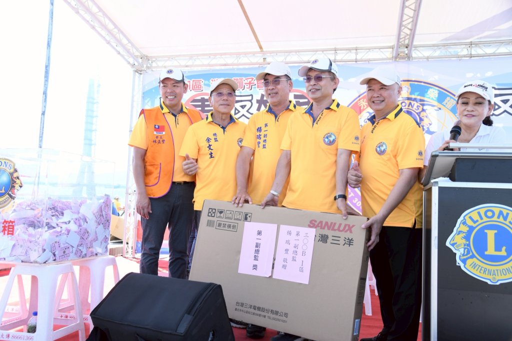 2025年國際獅子會淡水反毒健走活動現場，獅友與民眾熱情參與