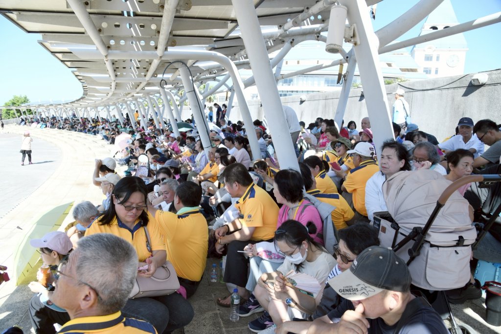 2025年國際獅子會淡水反毒健走活動現場，獅友與民眾熱情參與