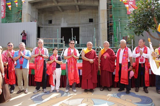 桑耶寺上樑大典現場，僧團修法與信眾共聚祈福