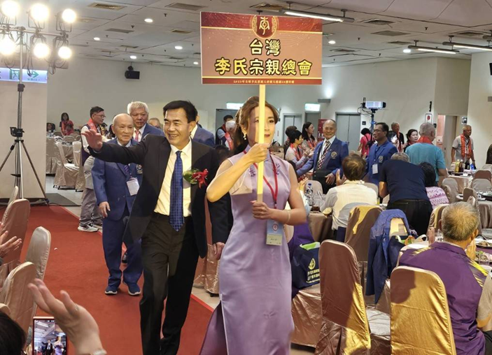 世界李氏宗親總會2025懇親大會盛況 李全教總會長帶領宗親進場,2025世界李氏宗親大會於三重體育館盛大舉行