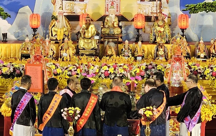 世界李氏宗親總會2025懇親大會盛況 李全教總會長帶領宗親進場,2025世界李氏宗親大會於三重體育館盛大舉行