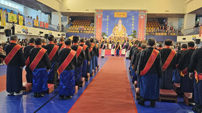 世界李氏宗親總會2025懇親大會盛況 李全教總會長帶領宗親進場,2025世界李氏宗親大會於三重體育館盛大舉行