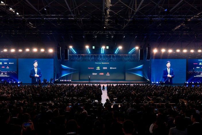 鴻海科技日2025 AI工廠與NVIDIA合作展示 鴻海科技日2025(HHTD25)現場,NVIDIA、OpenAI 與鴻海共同展示 AI 工廠與超級運算技術