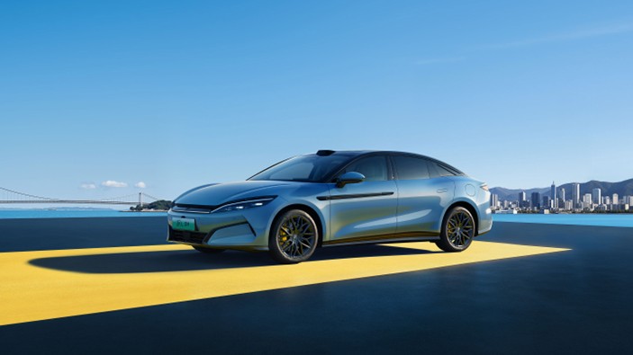 TrendForce 全球新能源車銷量統計(Q3 2025) rendForce Q3 全球新能源車銷量統計圖,顯示 BEV 與 PHEV 年增幅及主要車廠排名。