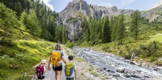 女性旅客使用 AI 工具規劃歐洲鐵道自由行，飛達旅遊 GoByTrain 推出三大優惠