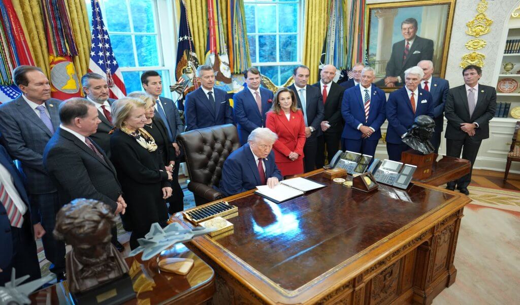 川普放寬CAFE油耗標準 美車廠齊聲支持 川普政府放寬美國汽車燃油經濟性標準,引發車廠支持與環保團體反彈