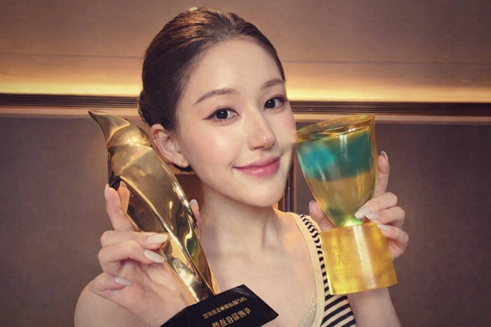 趙露思 2025 騰訊星光大賞紅毯展現成熟嫵媚氣場