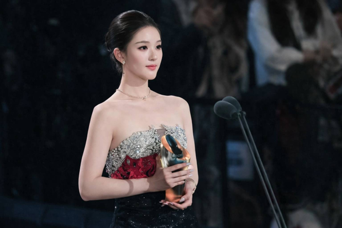 趙露思 2025 騰訊星光大賞紅毯展現成熟嫵媚氣場