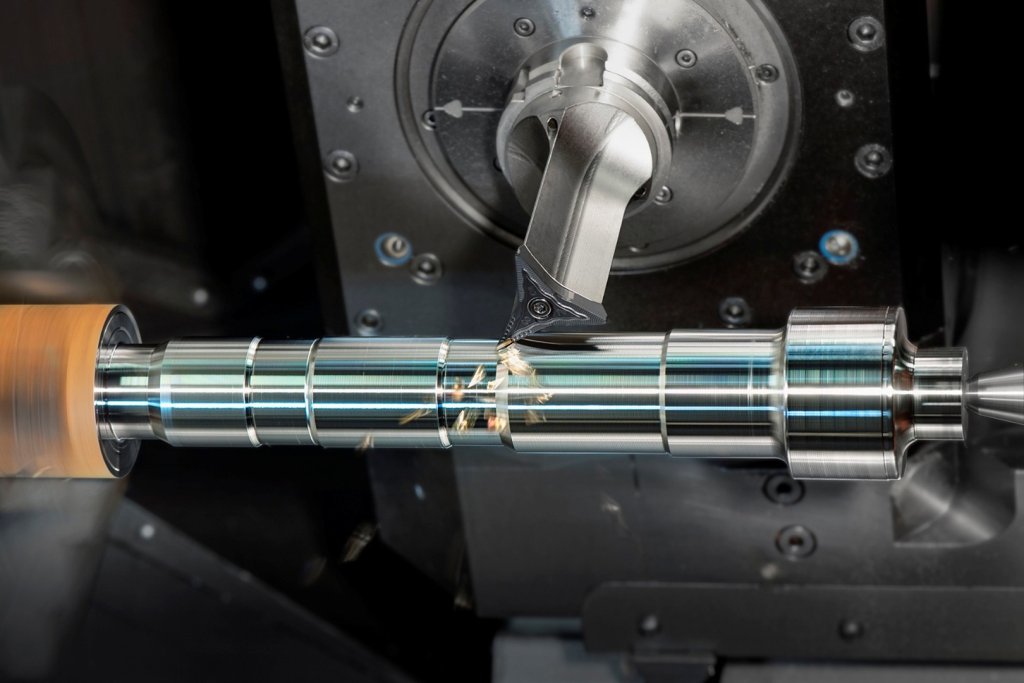 台灣工具機產業出口下滑，機械設備於工廠內運作示意