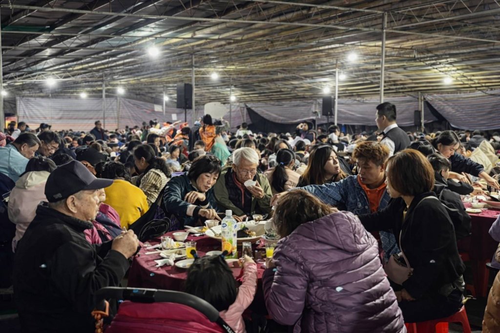 莊敬高職連13年舉辦愛心圍爐 126桌陪新北弱勢家庭提前過年