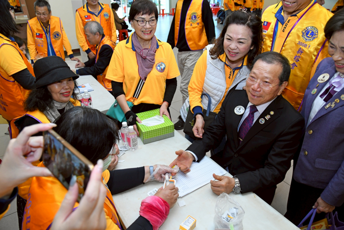 國際獅子會300B1區寒冬送暖 國際獅子會300B1區於新北市三重小巨蛋舉辦寒冬送暖物資發放活動