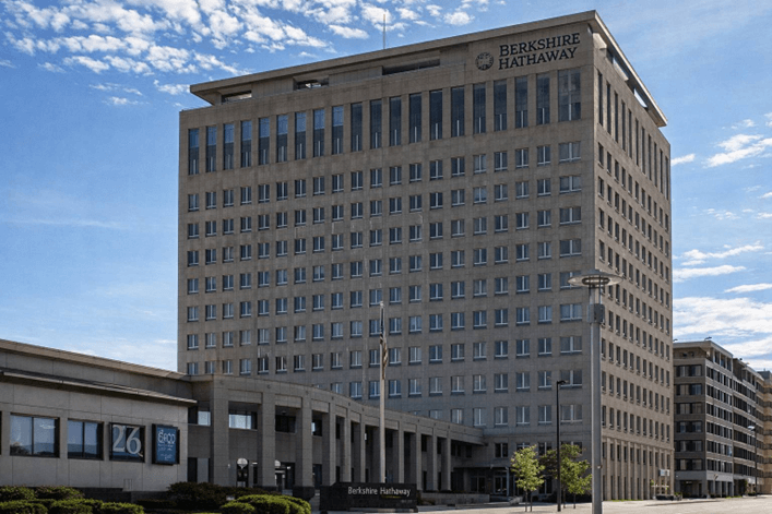 股神巴菲特在波克夏海瑟威60年投資生涯交棒時的資料照片