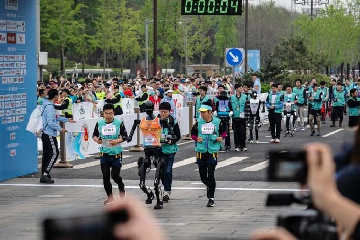 2025年人形機器人在科技展與運動賽事中的實際展示畫面