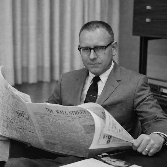 股神巴菲特在波克夏海瑟威60年投資生涯交棒時的資料照片