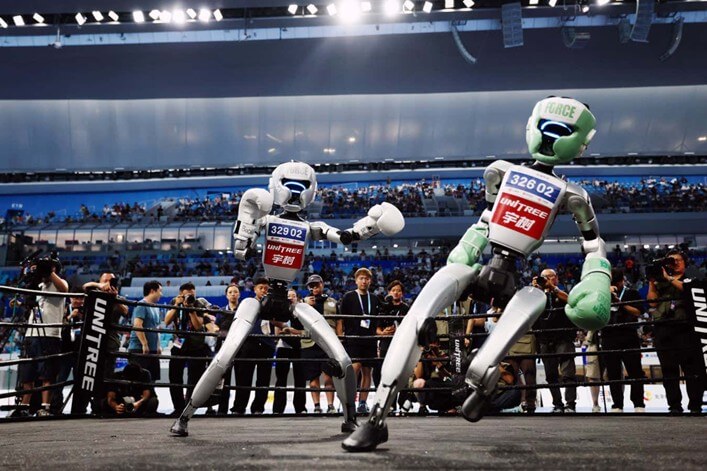 2025年人形機器人在科技展與運動賽事中的實際展示畫面