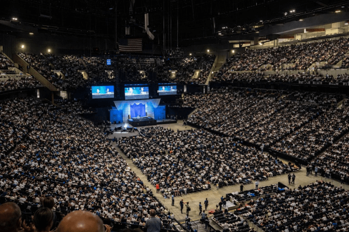 股神巴菲特在波克夏海瑟威60年投資生涯交棒時的資料照片