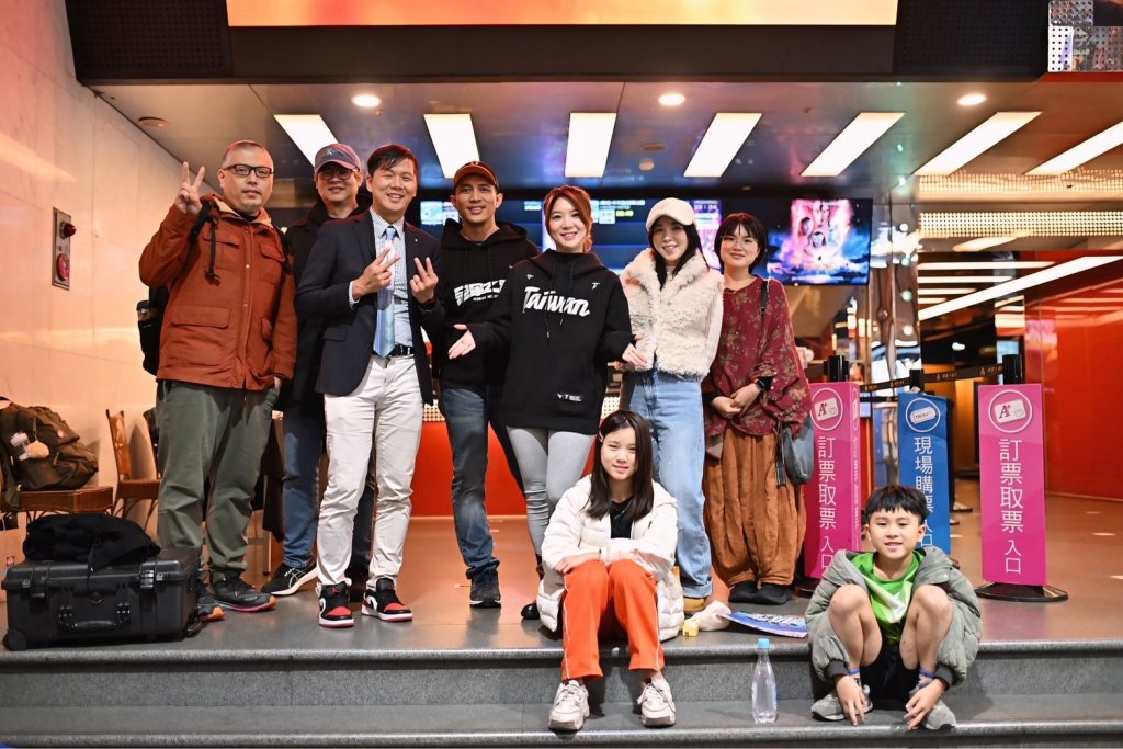 扶輪社冠軍巡迴電影放映活動 中山扶輪社會員觀看冠軍公路電影放映台灣棒球驕傲活動