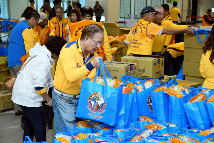 國際獅子會300B1區寒冬送暖 國際獅子會300B1區於新北市三重小巨蛋舉辦寒冬送暖物資發放活動