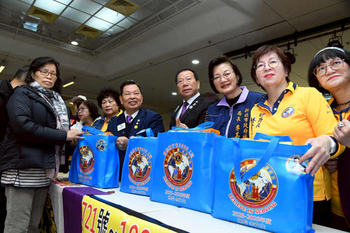 國際獅子會300B1區寒冬送暖 國際獅子會300B1區於新北市三重小巨蛋舉辦寒冬送暖物資發放活動