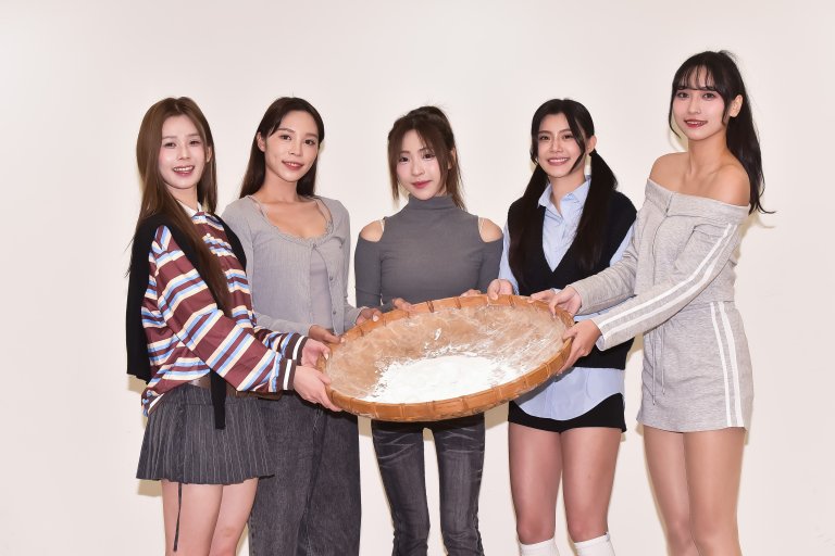 啦啦隊女孩擔任紅心字會敬老大使與長者滾元宵公益活動現場