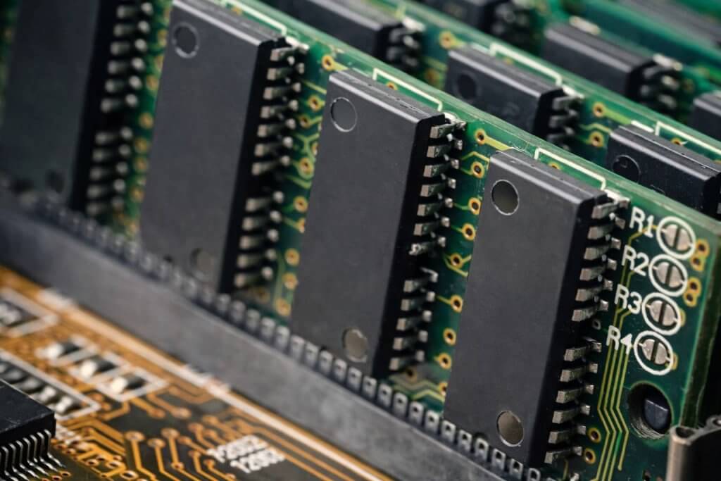 AI資料中心與PC記憶體需求推升DRAM供應鏈吃緊示意圖