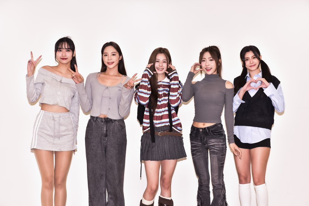 啦啦隊女孩擔任紅心字會敬老大使與長者滾元宵公益活動現場