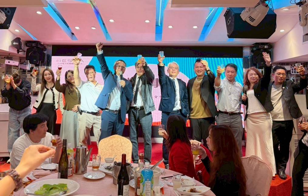 ESMA 2026春酒論壇現場，華潤半導體總經理謝明智發表AI與半導體供應鏈專題演講