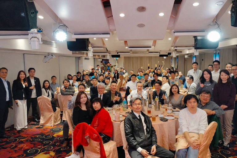 ESMA 2026春酒論壇現場，華潤半導體總經理謝明智發表AI與半導體供應鏈專題演講