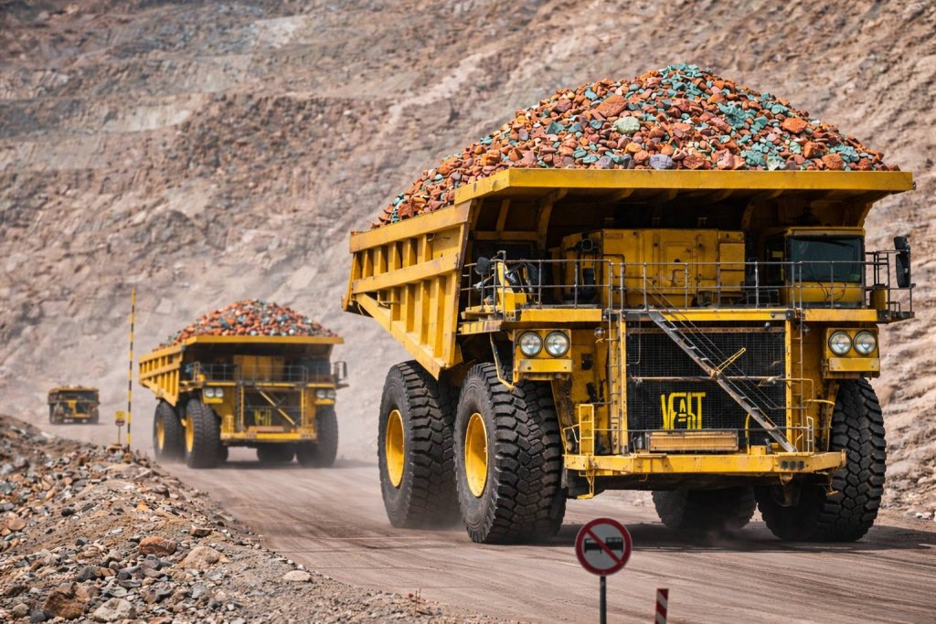 LME銅庫存增加與中國需求放緩導致全球銅價下跌示意圖