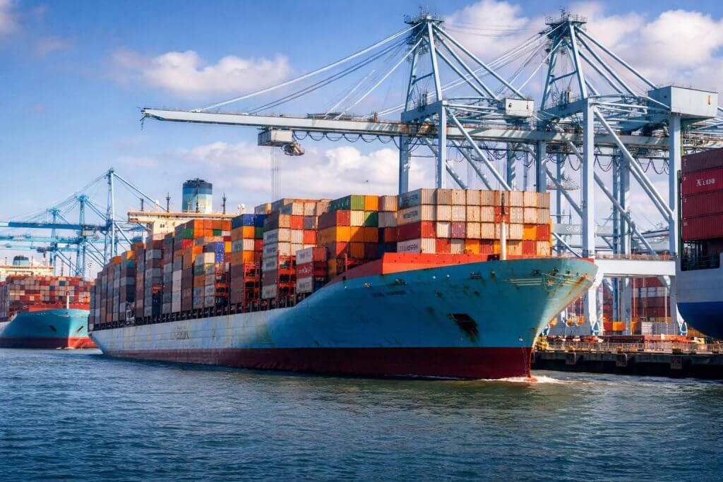 全球海運市場供給過剩與需求分化趨勢 航運船隊與港口物流示意圖