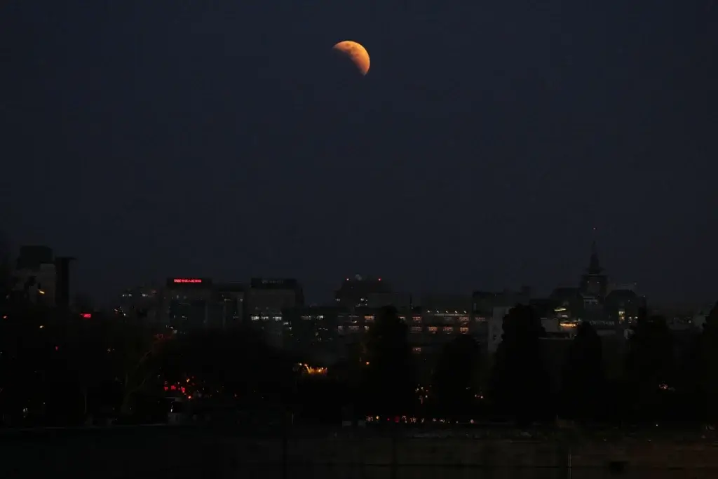 2026年血月月全食天文現象，滿月呈現紅銅色光芒