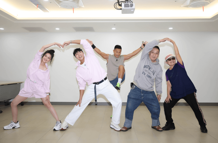 蜜雪與江耀崙出席PIKE SIX公益活動，與長者一同運動募集營養餐食