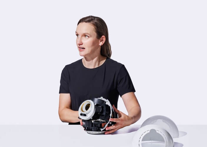 AI 廣告與機器人流量問題示意圖，真實人類驗證成為數位廣告關鍵