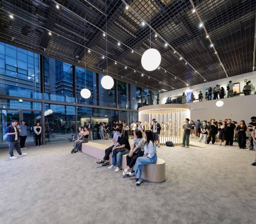 AI 廣告與機器人流量問題示意圖，真實人類驗證成為數位廣告關鍵